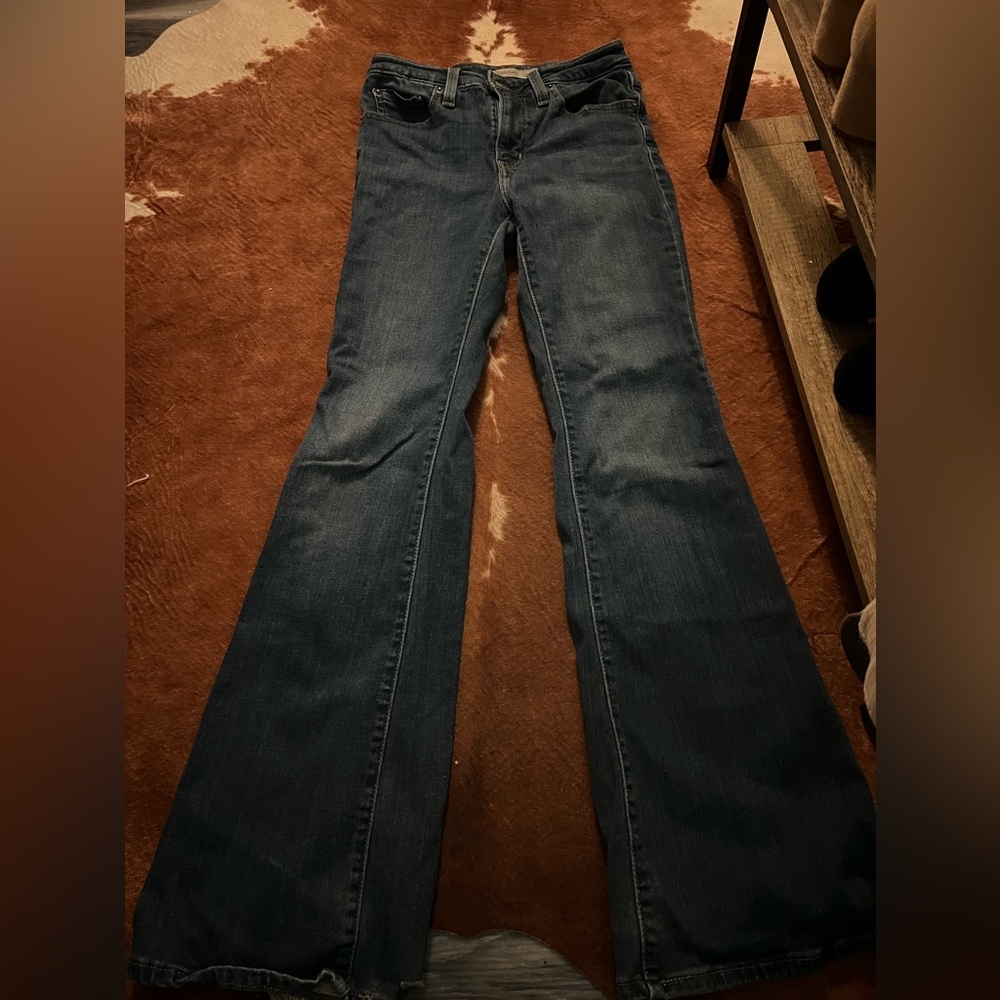 Levi’s women’s size 26 flare jeans!! stretchy